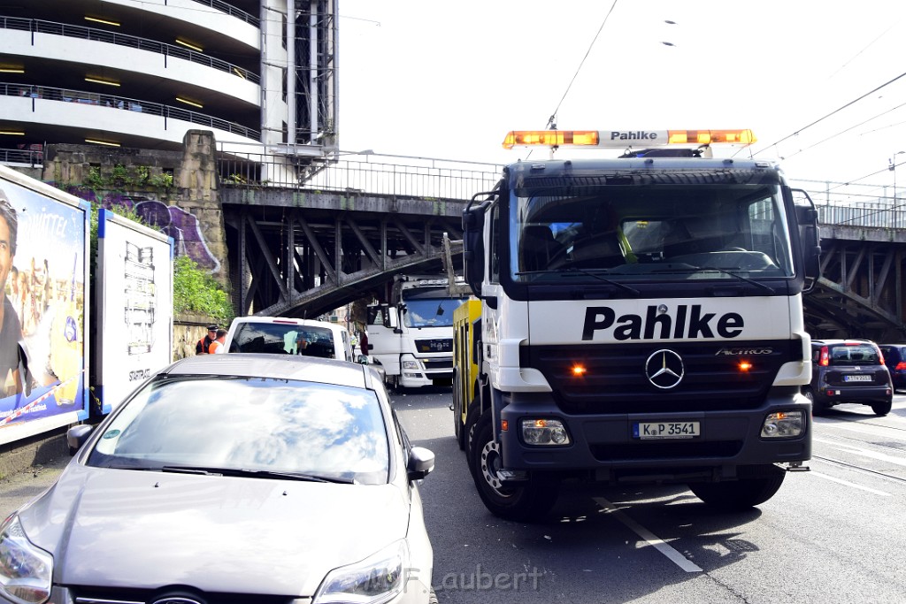 LKW blieb unter Bruecke haengen Koeln Deutz Opladenerstr Deutz Muelheimerstr P020.JPG - Miklos Laubert